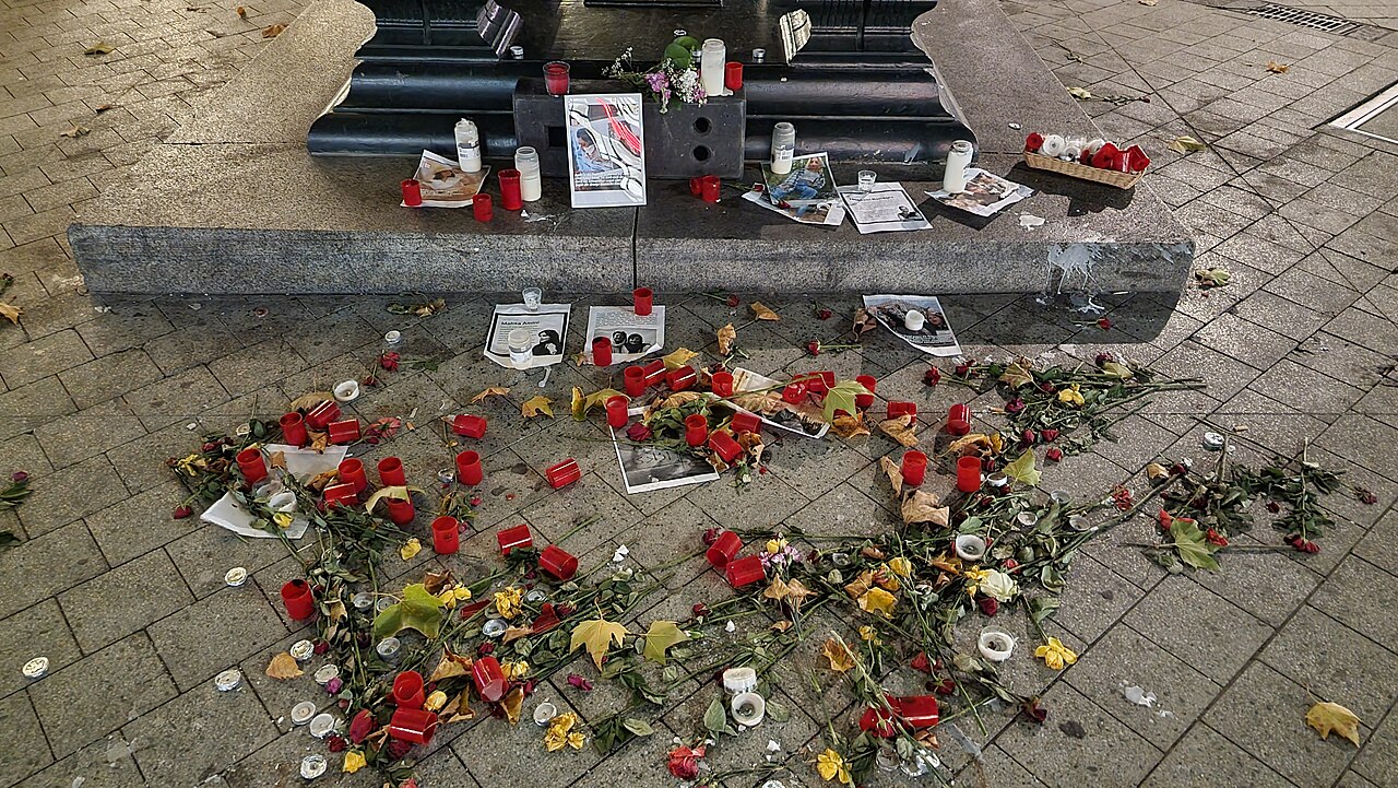 File:2022-11-01 Kröpcke-Uhr in Hannover, Gedenkkerzen Mahsa Amini.jpg