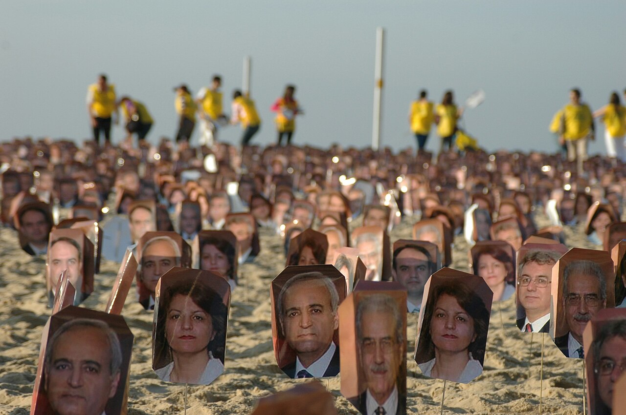 File:A campaign in Rio de Janeiro, Brazil to raise awareness about the Yaran, seven Bahá’í leaders imprisoned in Iran.jpg