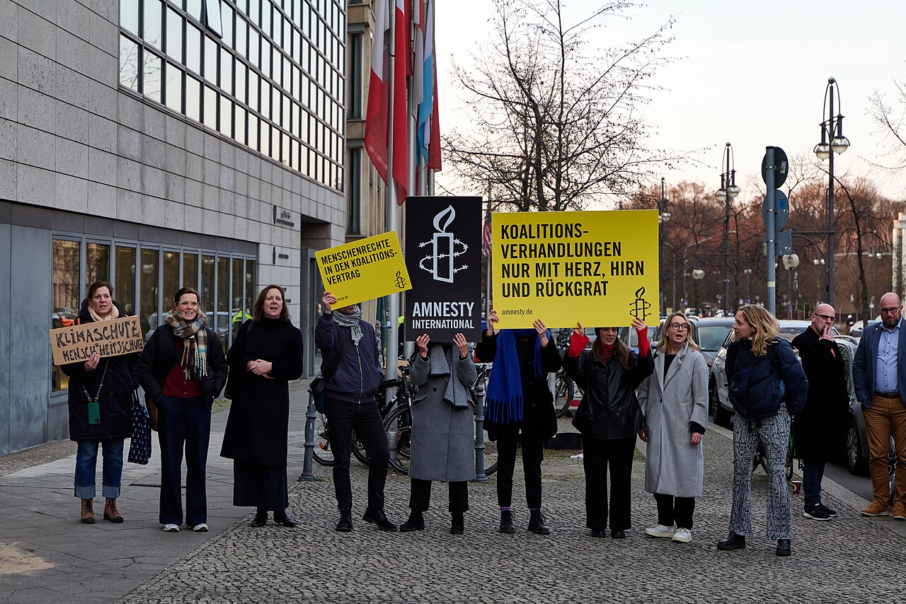 File:Amnesty International protest at CDU SPD coalition negotiations Berlin 2025-03-13 03.jpg