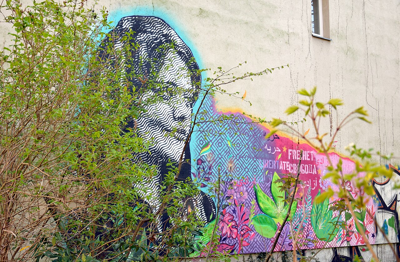 File:Graffiti Jina Mahsa Amini Freiheit Kadiner Straße 11 Berlin-Friedrichshain.jpg