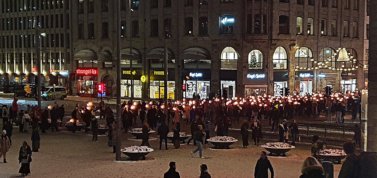 File:Torchlight procession Oslo Nobel Peace Prize 2023-12-10 183233.jpg